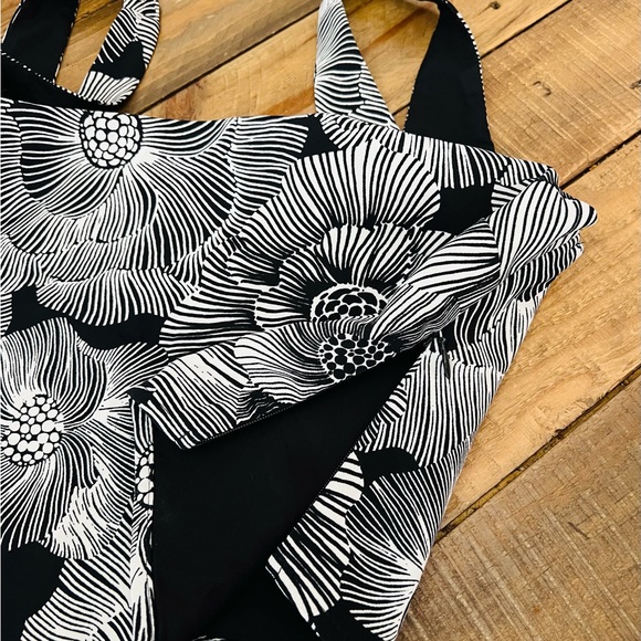 Express Black and White Floral Women Shorts - Picture 4 of 4